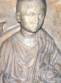 statue of the roman boy wearing bulla